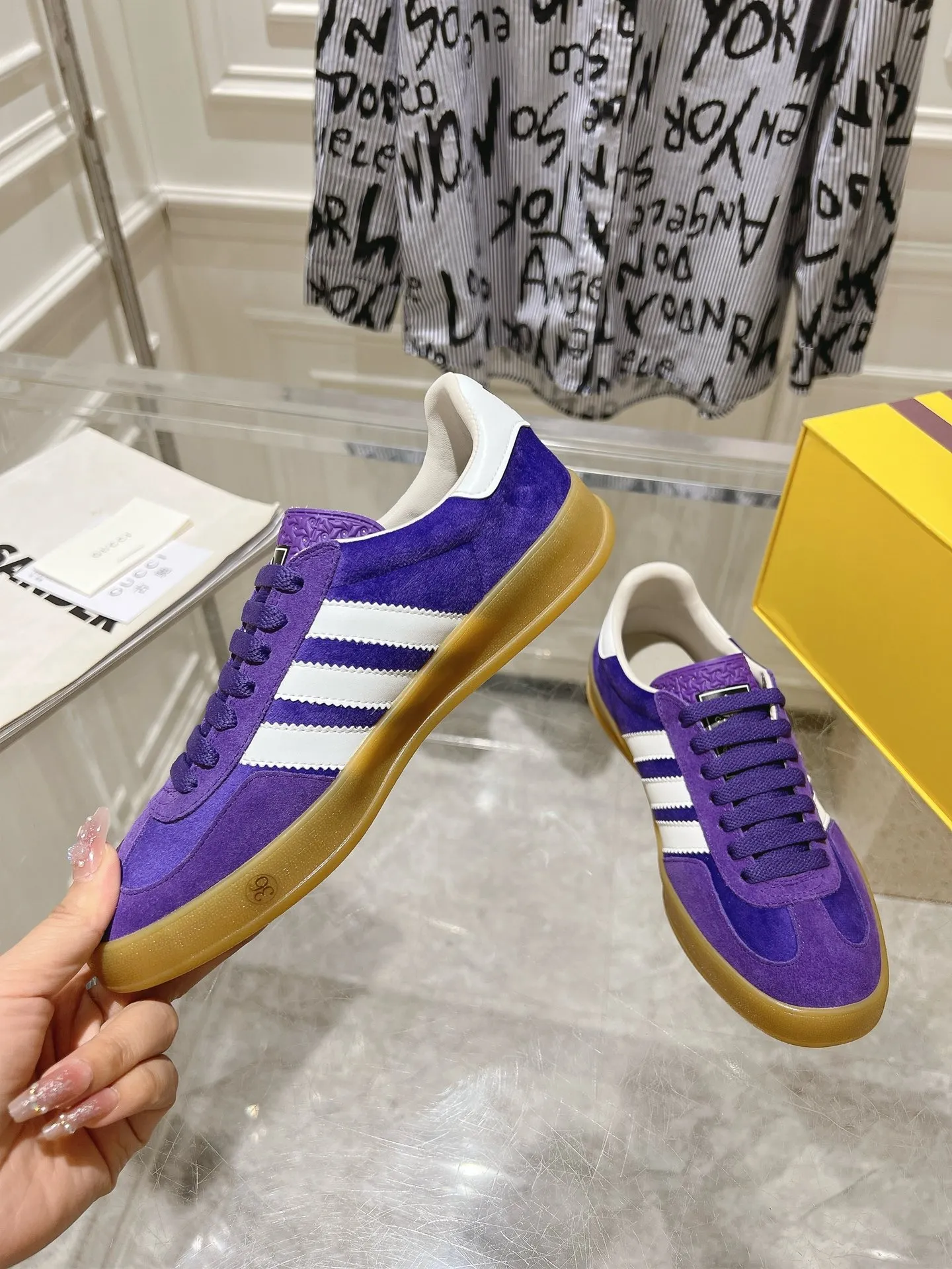 👟👟Ex-factory price 520👟👟Gucci&adidas joint limited edition couple's sneakers. A super nice joint casual sneaker with rich and bold colors! It showed everyone a completely different charm from the past! Combining retro style and youthful sports style to create a new aesthetic! Vitality yet stylish at the same time! ! Upper - made of cowhide, cowhide, cloth. Lining - sheepskin lining for foot pads. Sole - original open-molded beef tendon non-slip and wear-resistant outsole. Size: 35-47 (couple style)